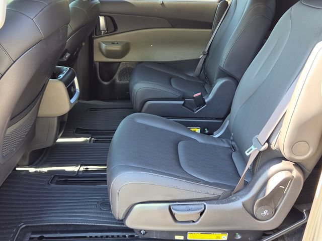 Used 2025 Kia Carnival EX FWD image 12