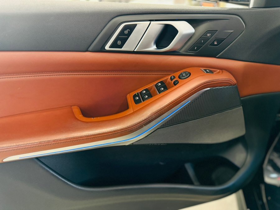 Used 2019 BMW X5 xDrive50i w/ M Sport Package image 12