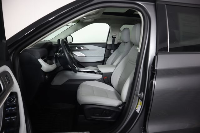 Used 2025 Ford Explorer Platinum w/ Ultimate Package AWD/4WD image 29