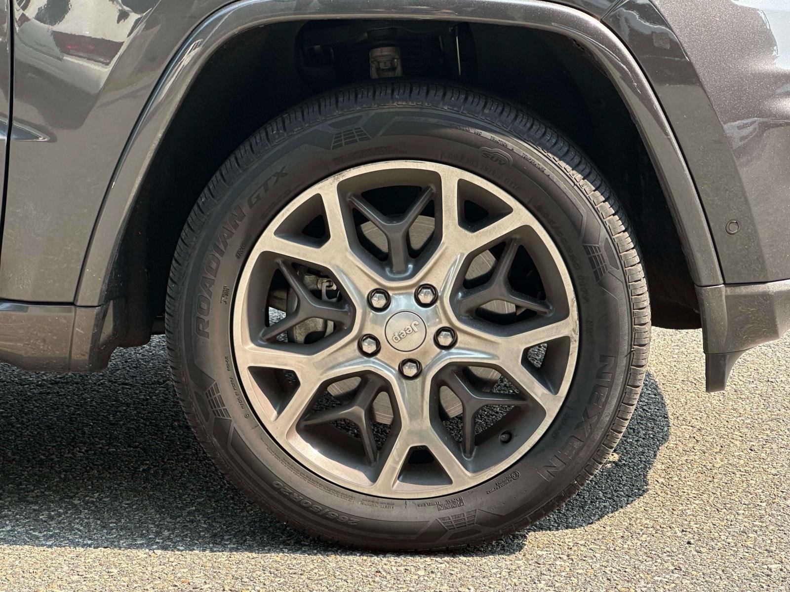 Used 2019 Jeep Grand Cherokee Overland AWD/4WD image 7