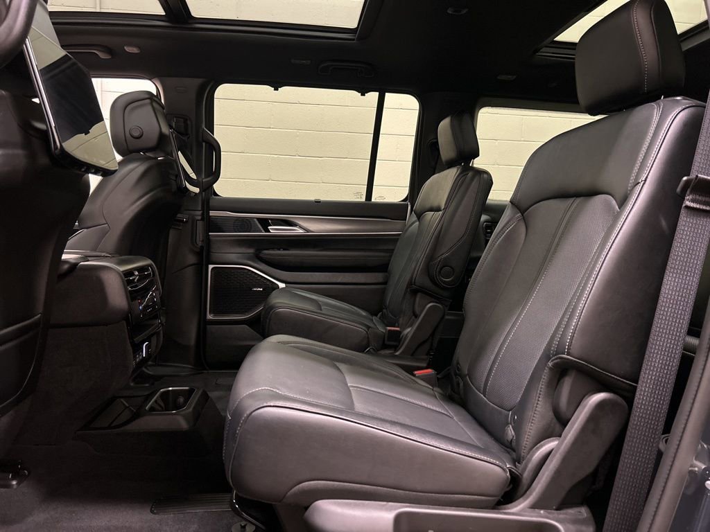 Used 2024 Jeep Wagoneer L Series II w/ Convenience Group I image 9