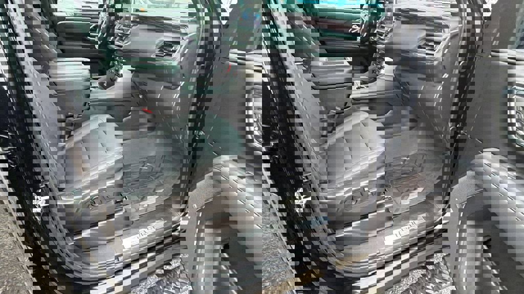 Certified 2024 Chevrolet Suburban Z71 w/ Luxury Package image 17