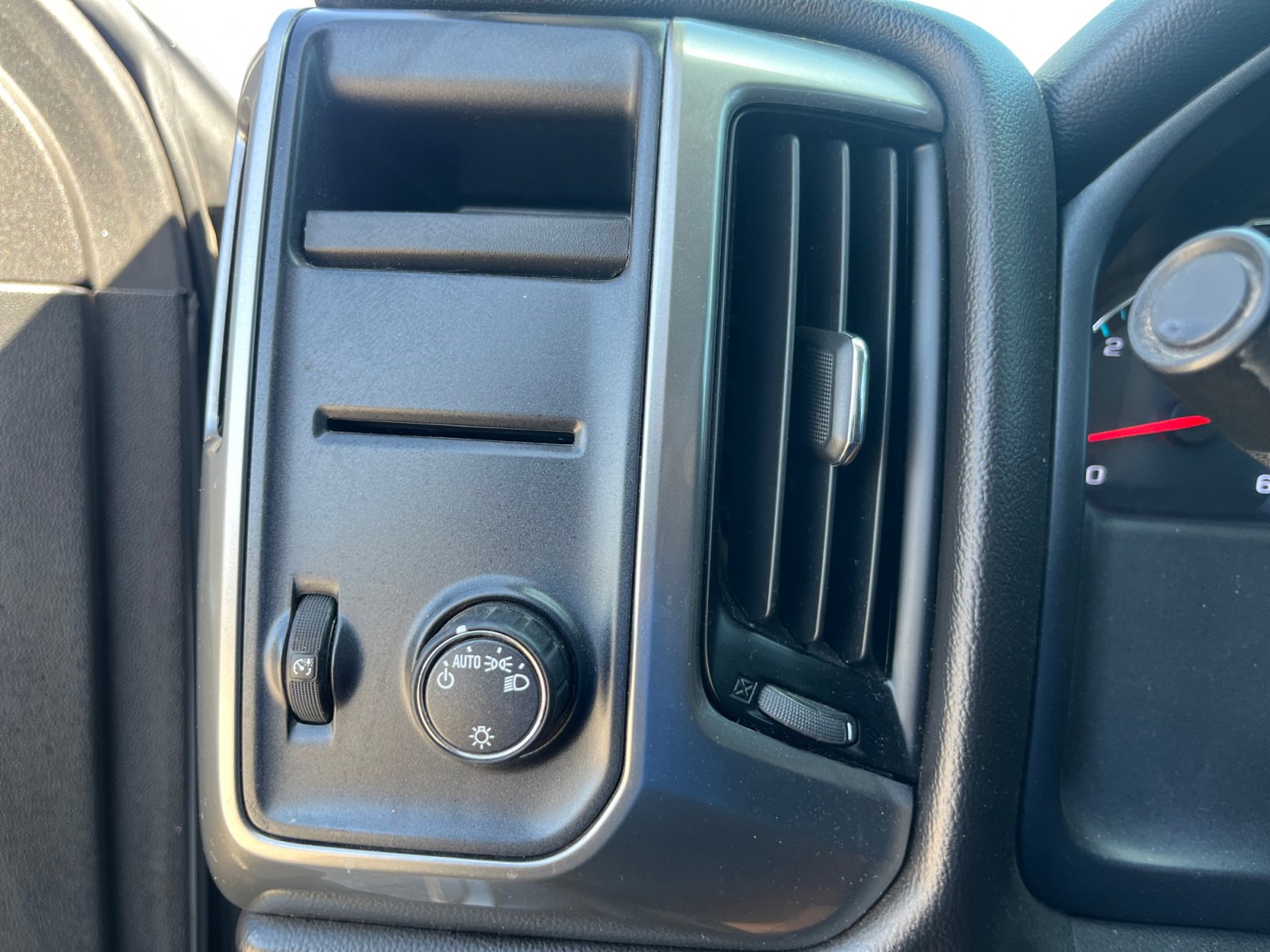 Used 2018 Chevrolet Silverado 1500 LT RWD image 33