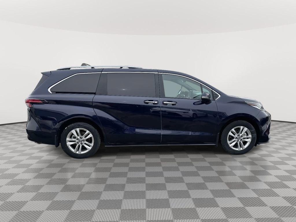 Used 2025 Toyota Sienna Limited image 8