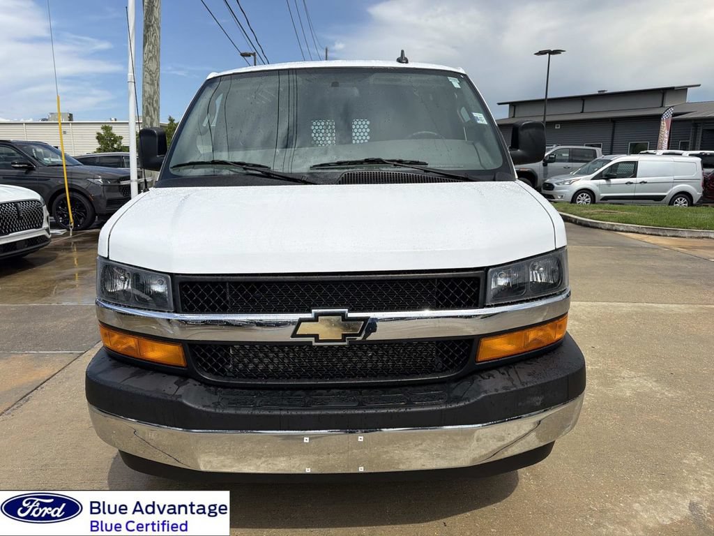 Used 2024 Chevrolet Express 2500 w/ Driver Convenience Package RWD image 4
