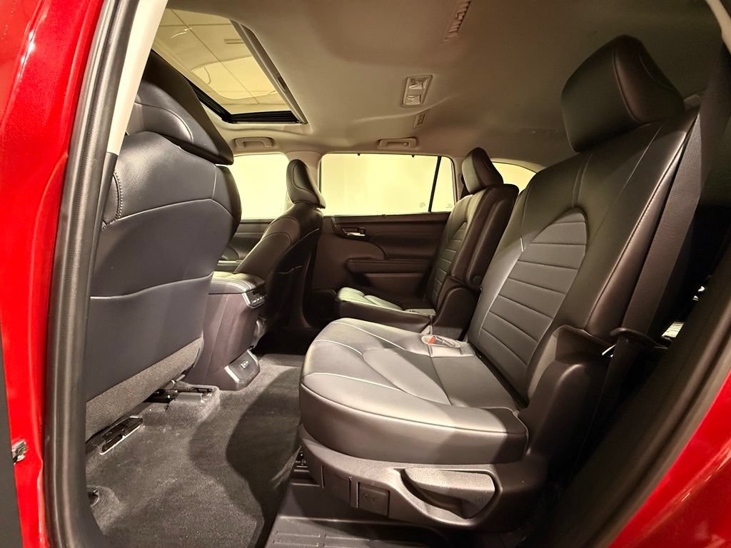 Used 2022 Toyota Highlander XLE AWD/4WD image 20