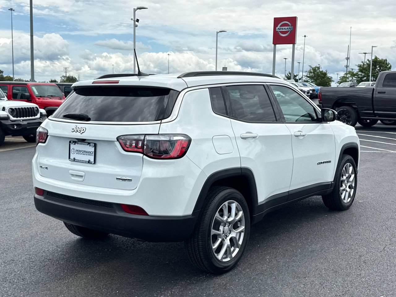 Used 2024 Jeep Compass Latitude AWD/4WD image 3