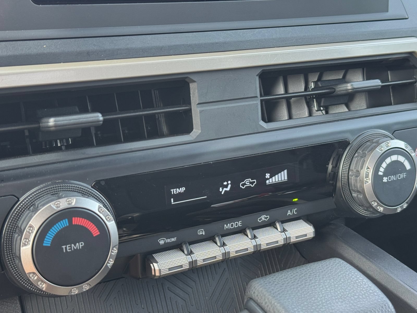 Used 2025 Toyota Tacoma SR AWD/4WD image 18