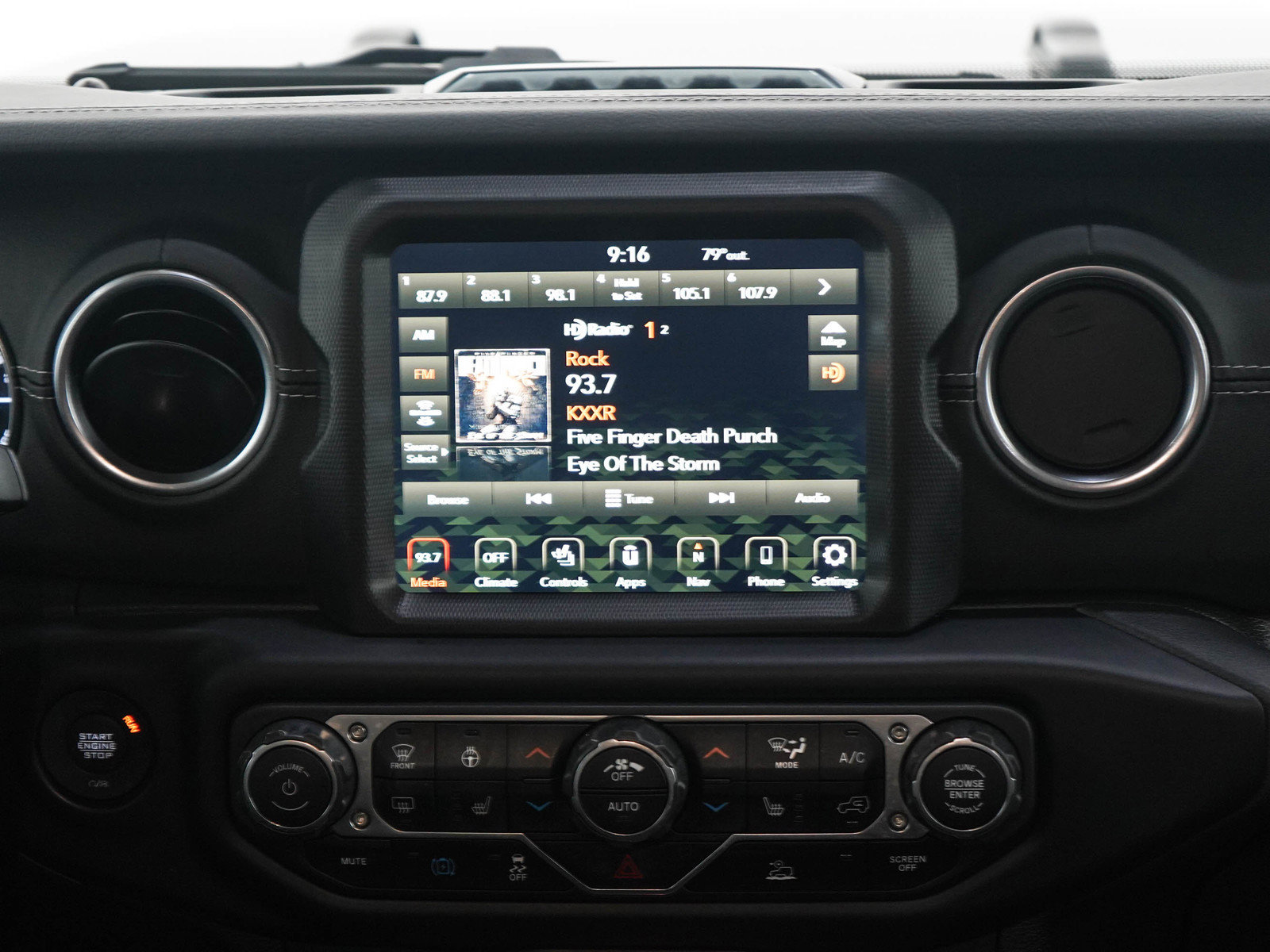Used 2022 Jeep Wrangler Unlimited Sahara w/ Cold Weather Group AWD/4WD image 15