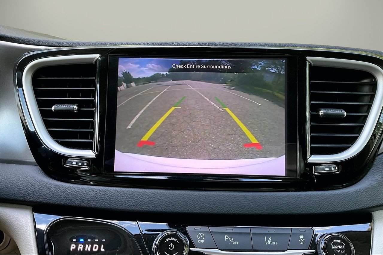 Certified 2023 Chrysler Pacifica Touring-L FWD image 13