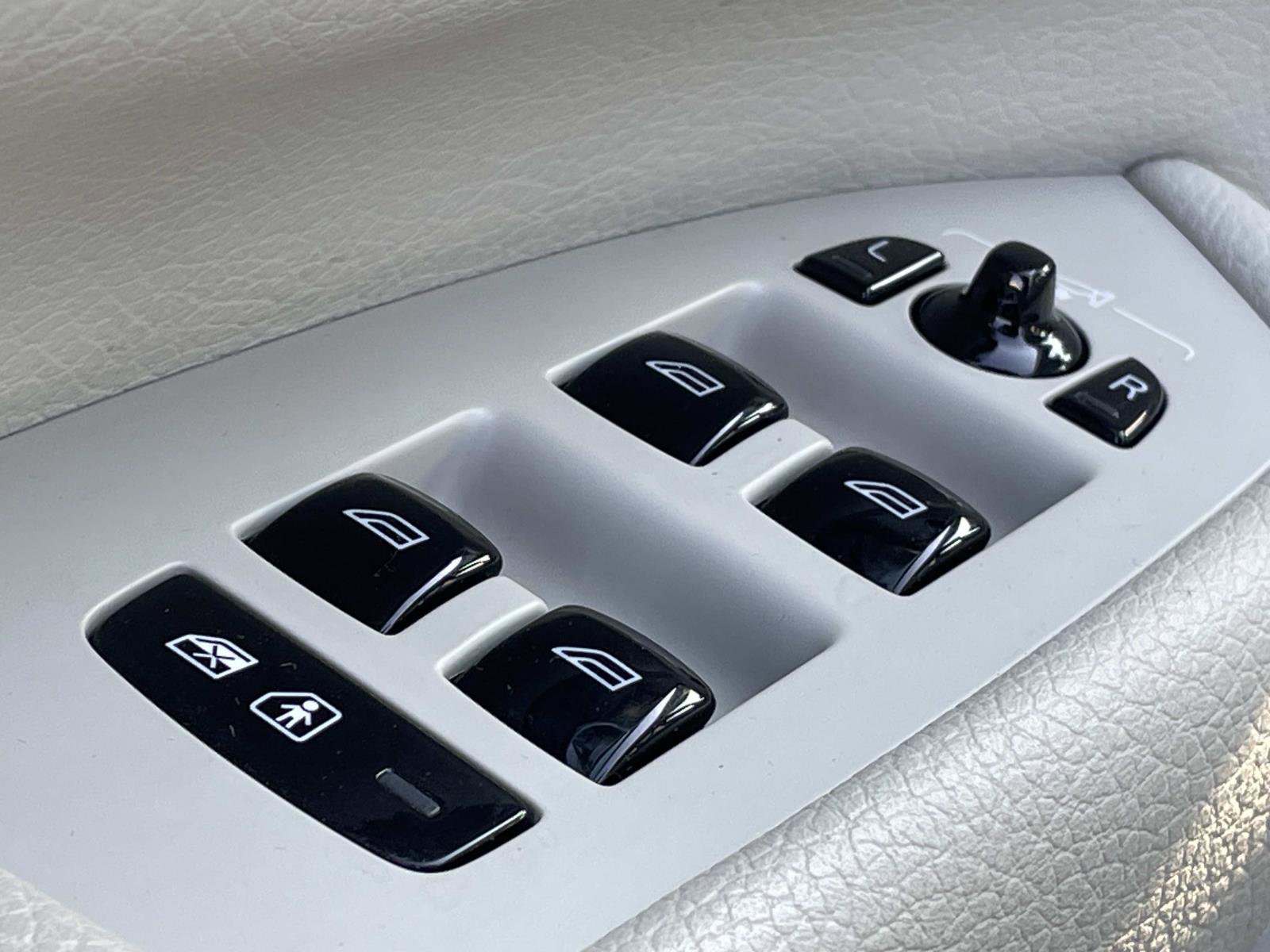 Used 2022 Volvo XC90 T5 Momentum w/ Protection Package Premier image 18