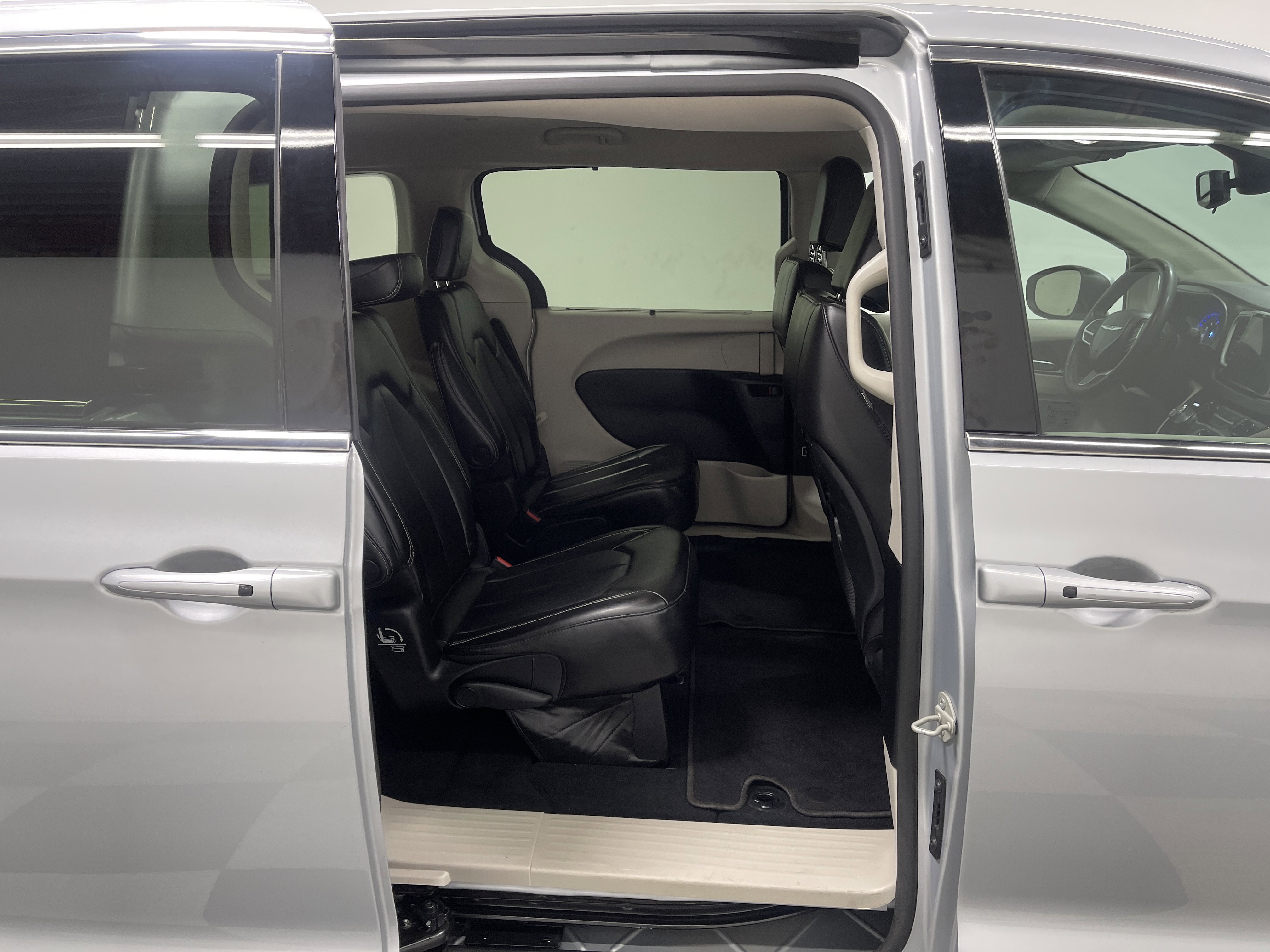 Used 2023 Chrysler Pacifica Touring-L image 18