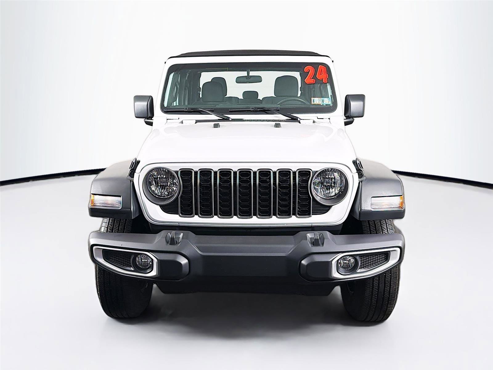 Used 2024 Jeep Gladiator Sport AWD/4WD image 2