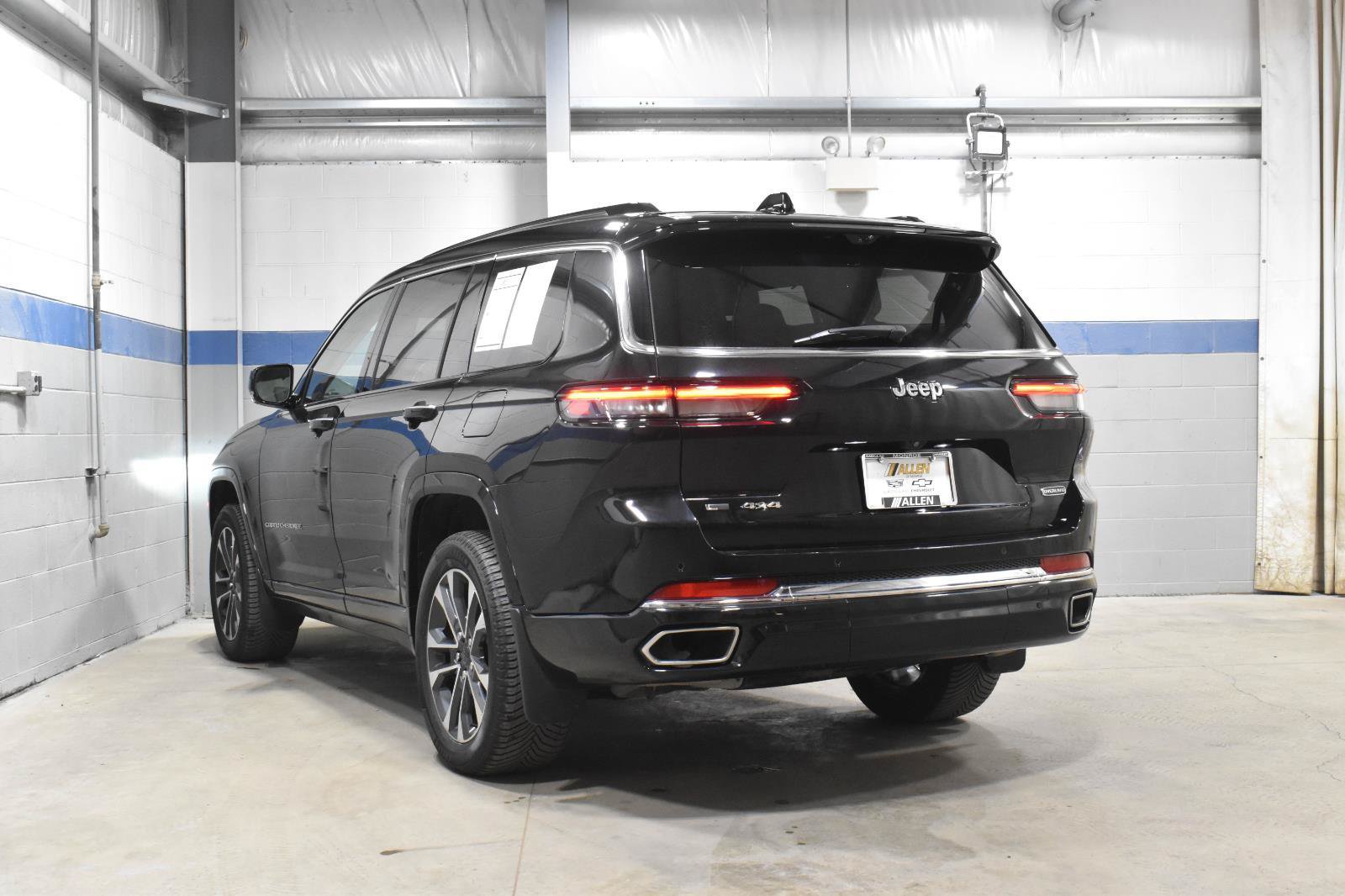 Used 2023 Jeep Grand Cherokee L Overland w/ Advanced Protech Group III AWD/4WD image 27