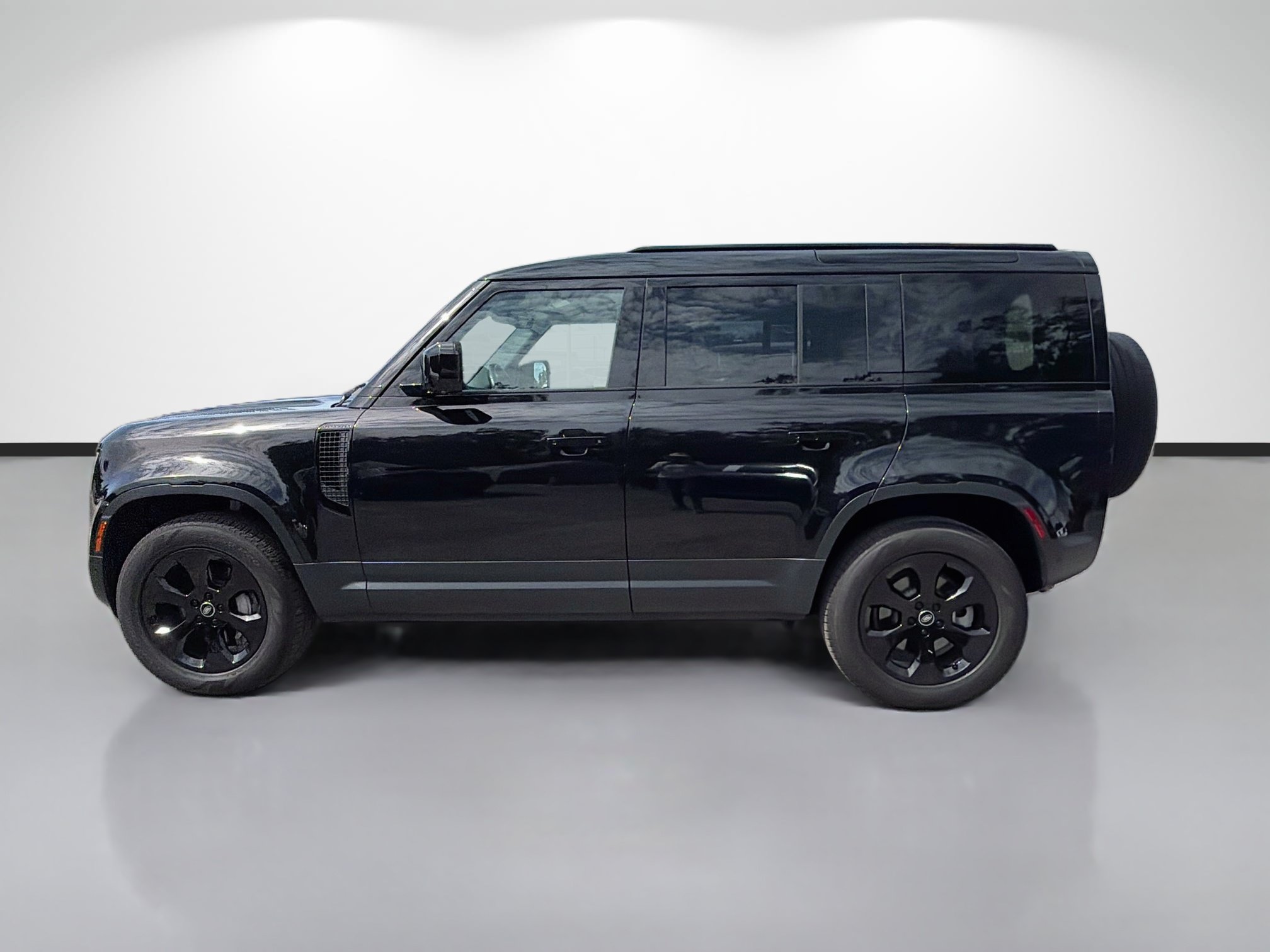 Used 2025 Land Rover Defender 110 S AWD/4WD image 2