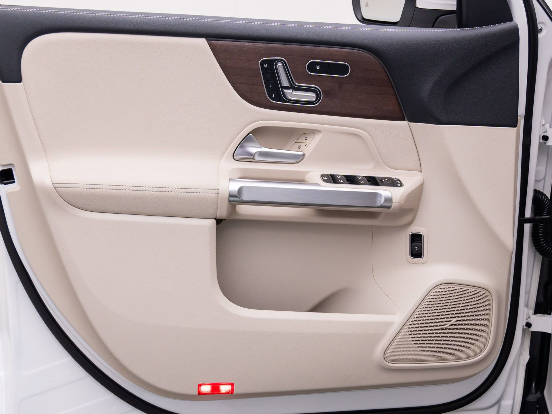 Used 2023 Mercedes-Benz EQB 300 4MATIC w/ Exclusive Package image 15