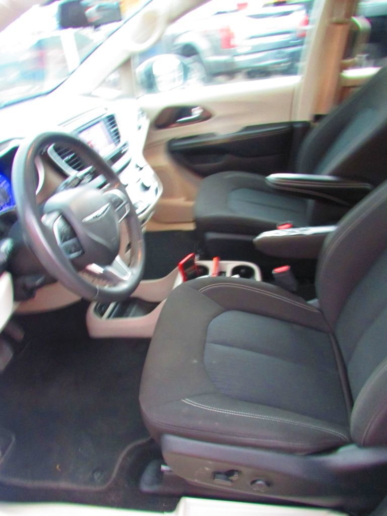 Used 2022 Chrysler Voyager LX image 13
