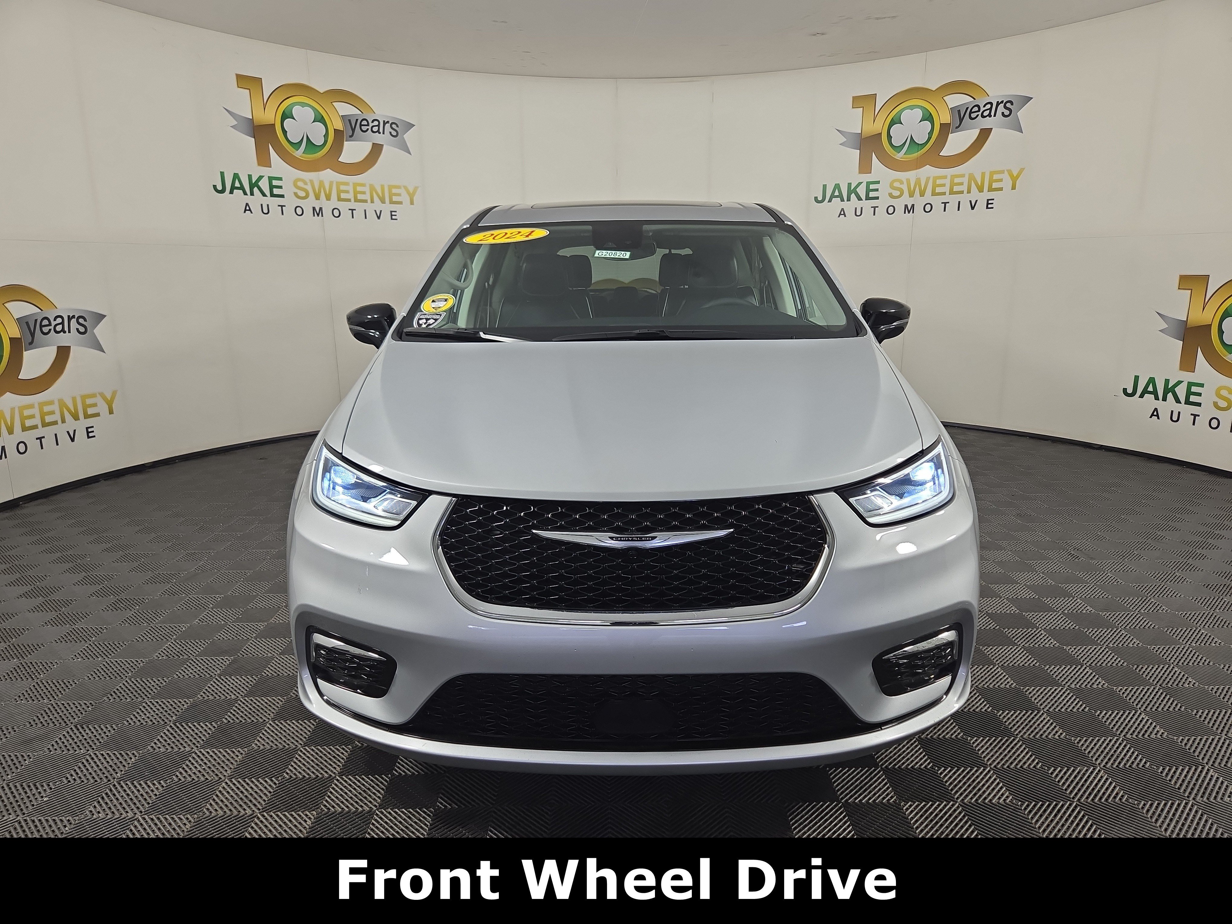 Used 2024 Chrysler Pacifica Limited FWD image 2