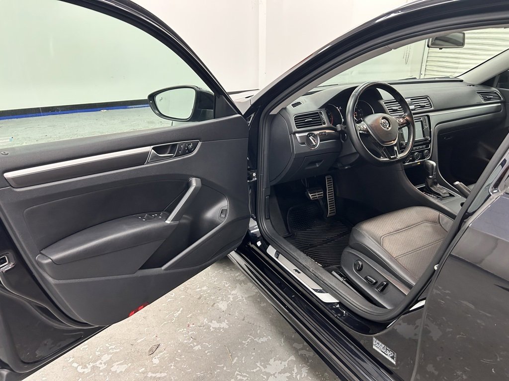 Used 2018 Volkswagen Passat 2.0T R-Line image 9