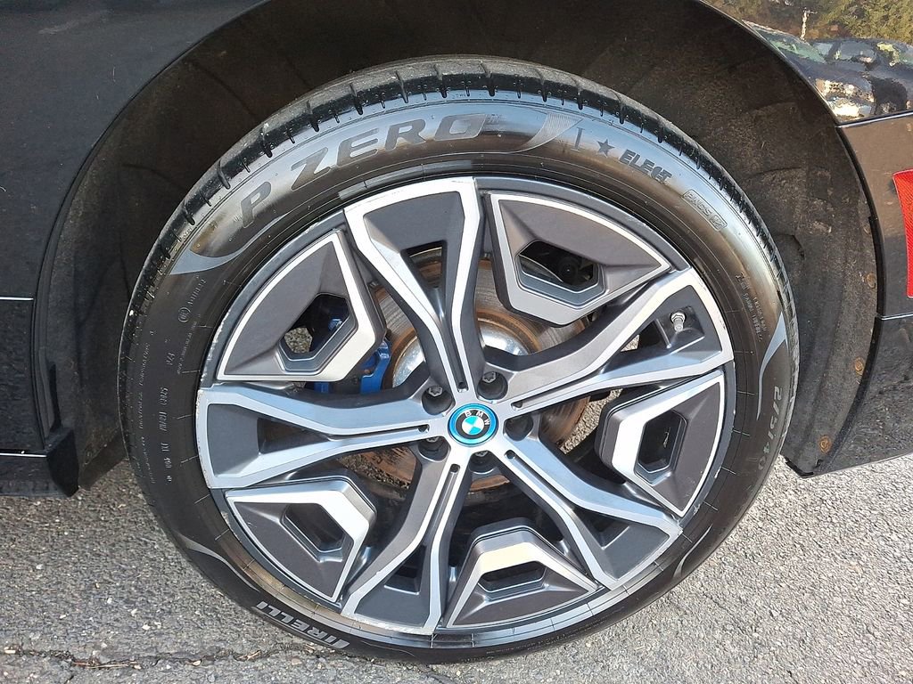 Used 2024 BMW iX xDrive50 w/ Sport Package image 7