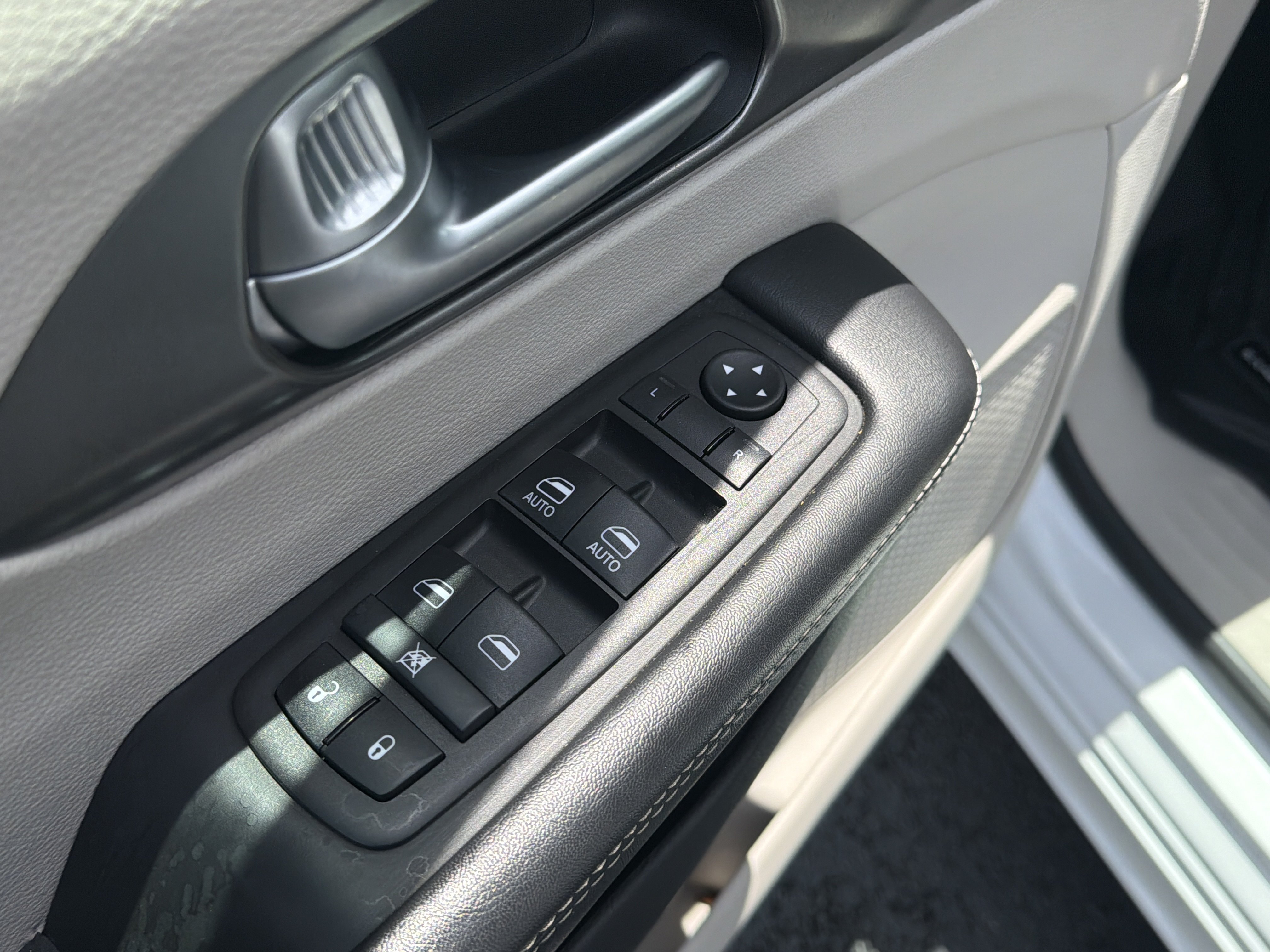 Used 2024 Chrysler Pacifica Touring-L FWD image 23