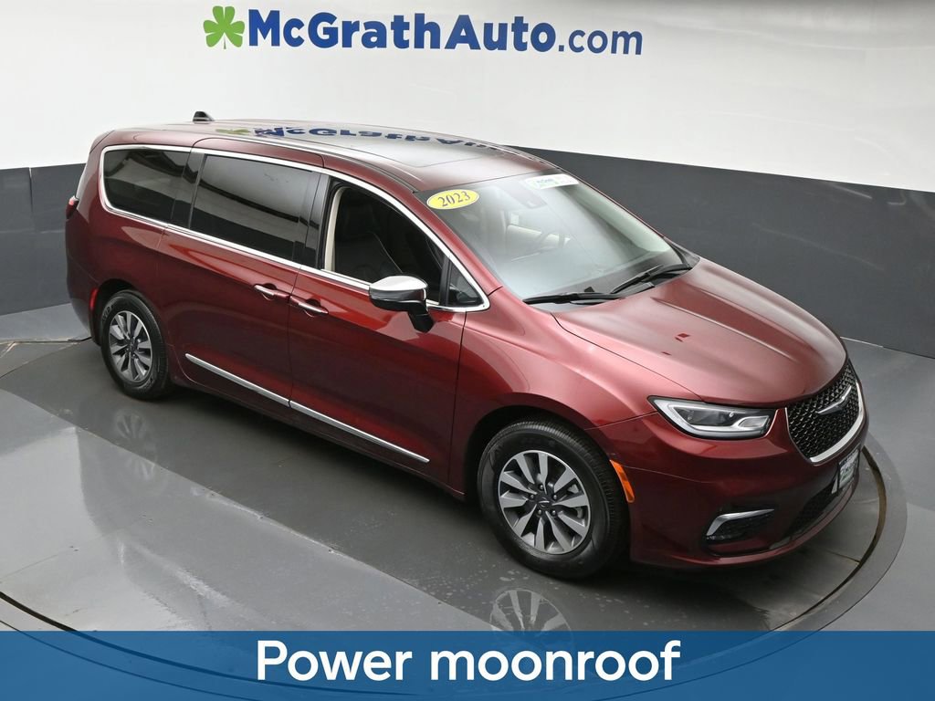 Used 2023 Chrysler Pacifica Limited FWD image 3