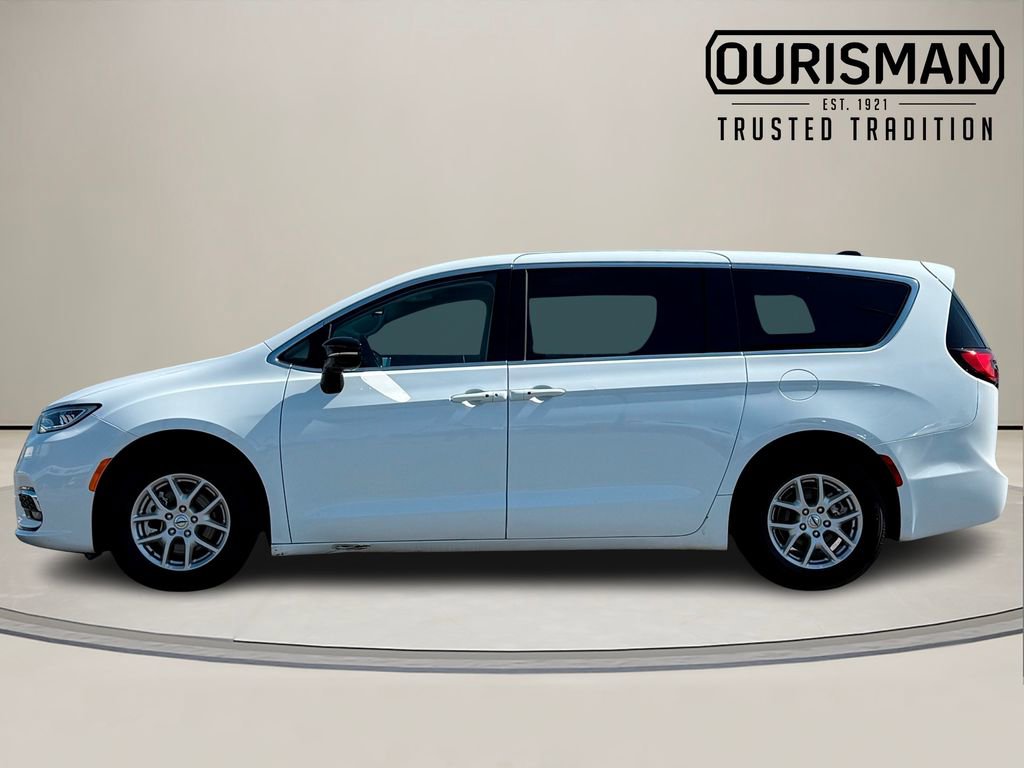 Used 2024 Chrysler Pacifica Touring-L image 3