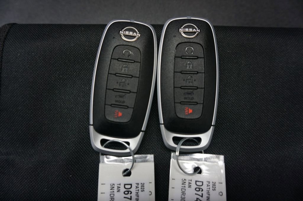 Used 2025 Nissan Pathfinder Platinum FWD image 22
