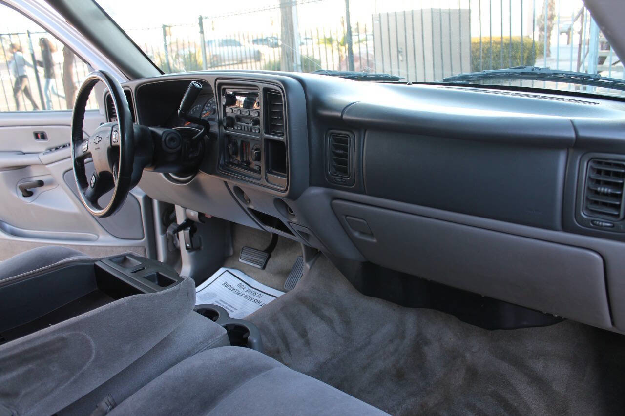 Used 2005 Chevrolet Suburban LS image 37