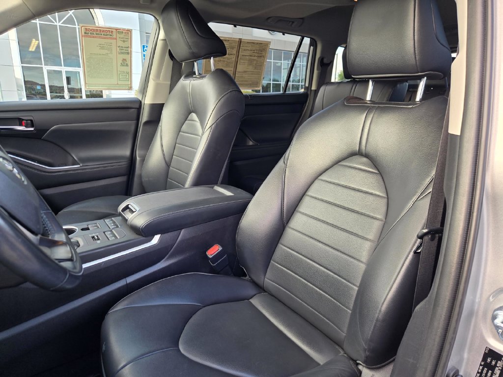 Used 2022 Toyota Highlander XLE AWD/4WD image 18