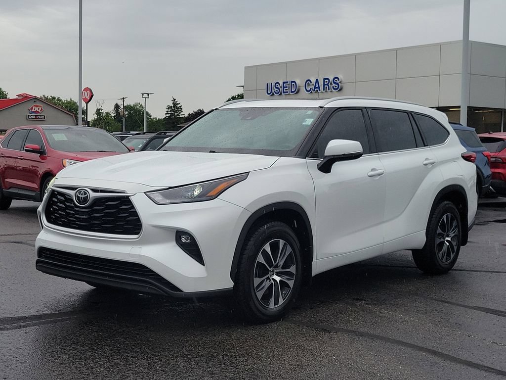 Used 2022 Toyota Highlander XLE AWD/4WD image 3