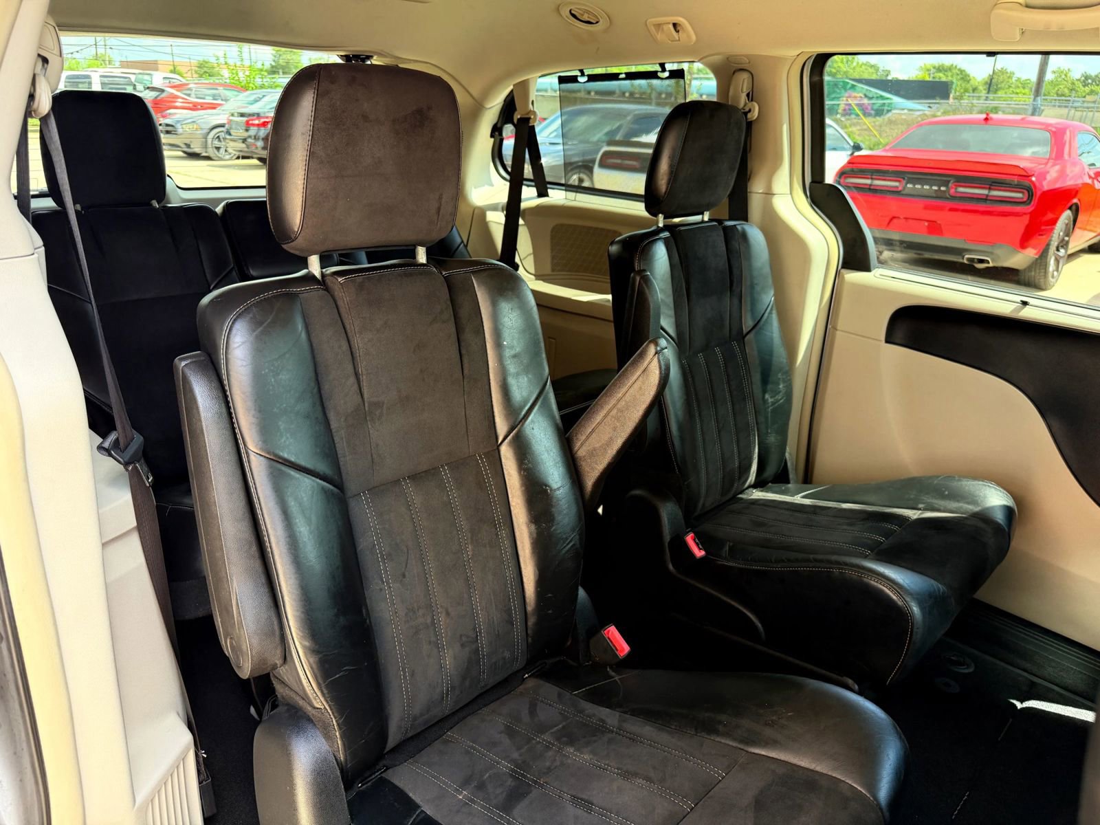 Used 2016 Chrysler Town & Country Limited image 45