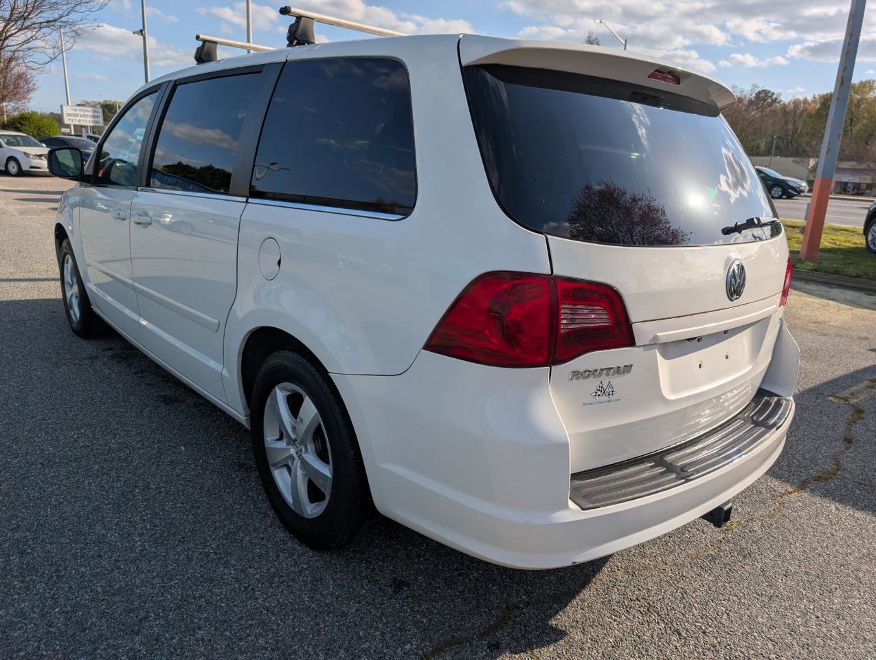 Used 2010 Volkswagen Routan SEL image 4
