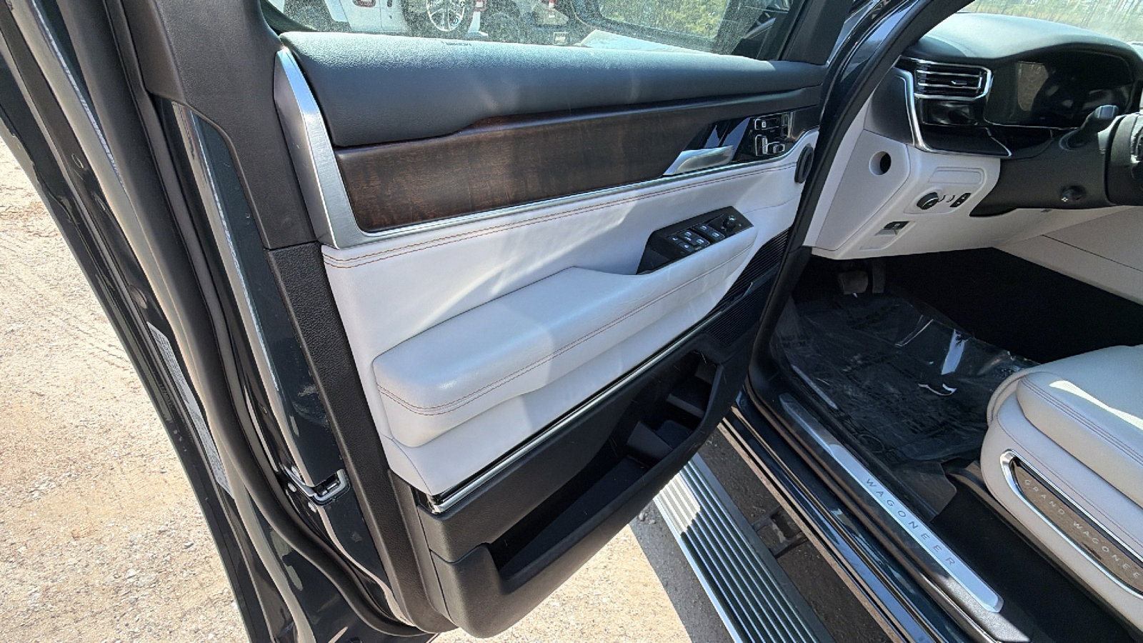 Certified 2025 Jeep Grand Wagoneer 4WD image 14