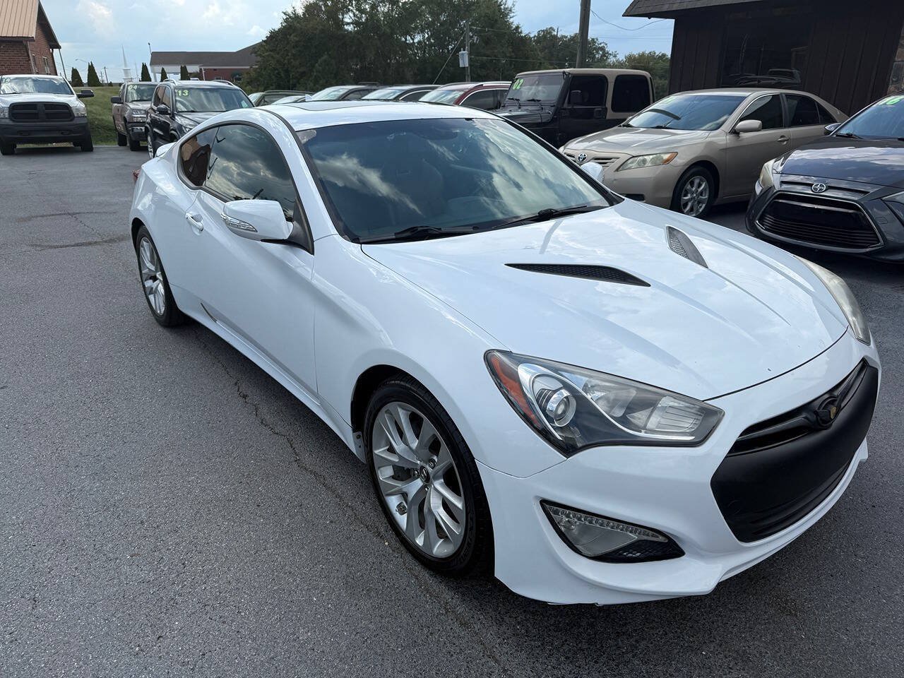 Used 2014 Hyundai Genesis 3.8 RWD image 2