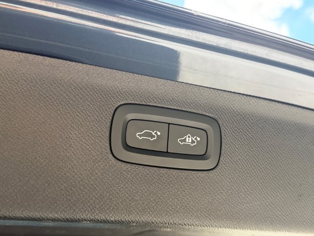 Used 2022 Volvo XC90 T5 Momentum w/ Climate Package FWD image 17