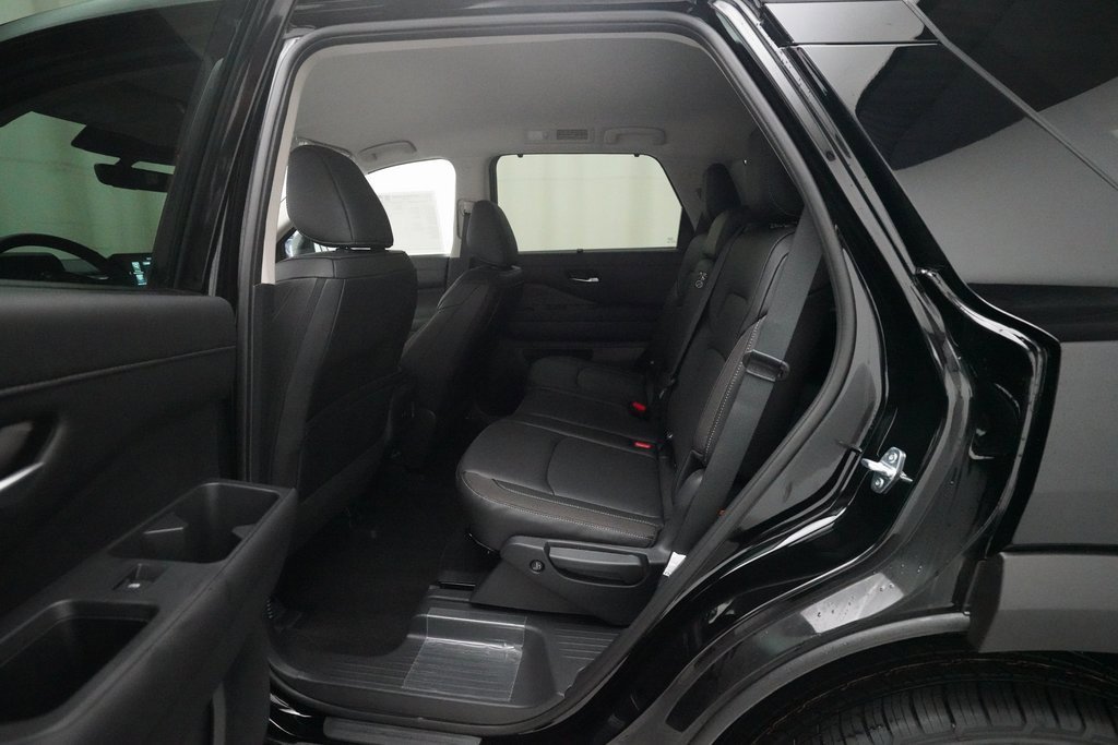 Used 2025 Nissan Pathfinder SL image 16