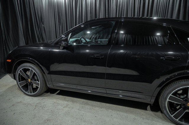 Used 2022 Porsche Cayenne Turbo image 5