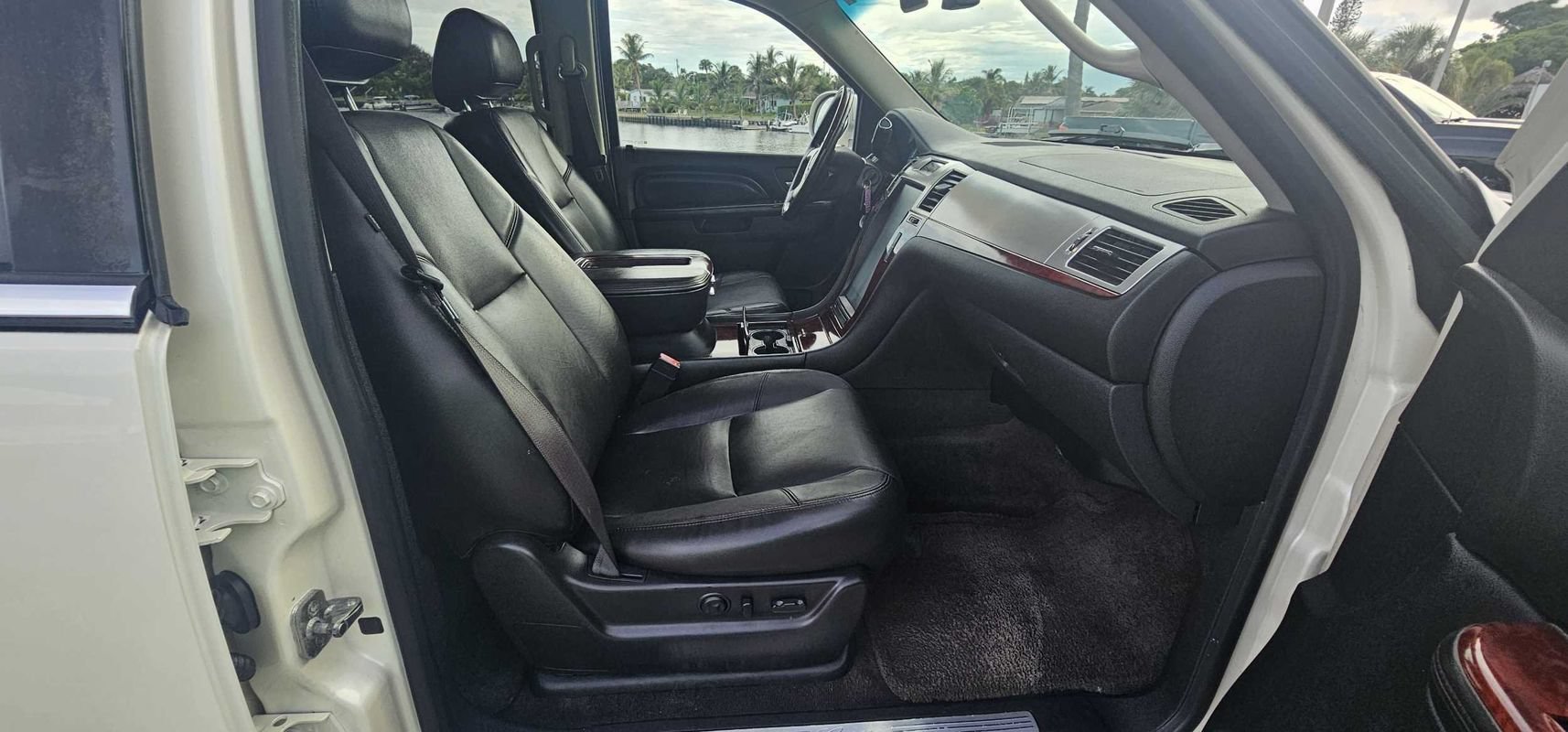 Used 2013 Cadillac Escalade ESV Luxury AWD/4WD image 29