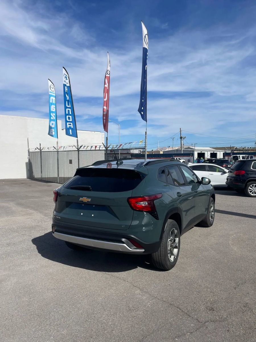 Used 2025 Chevrolet Trax LT image 3