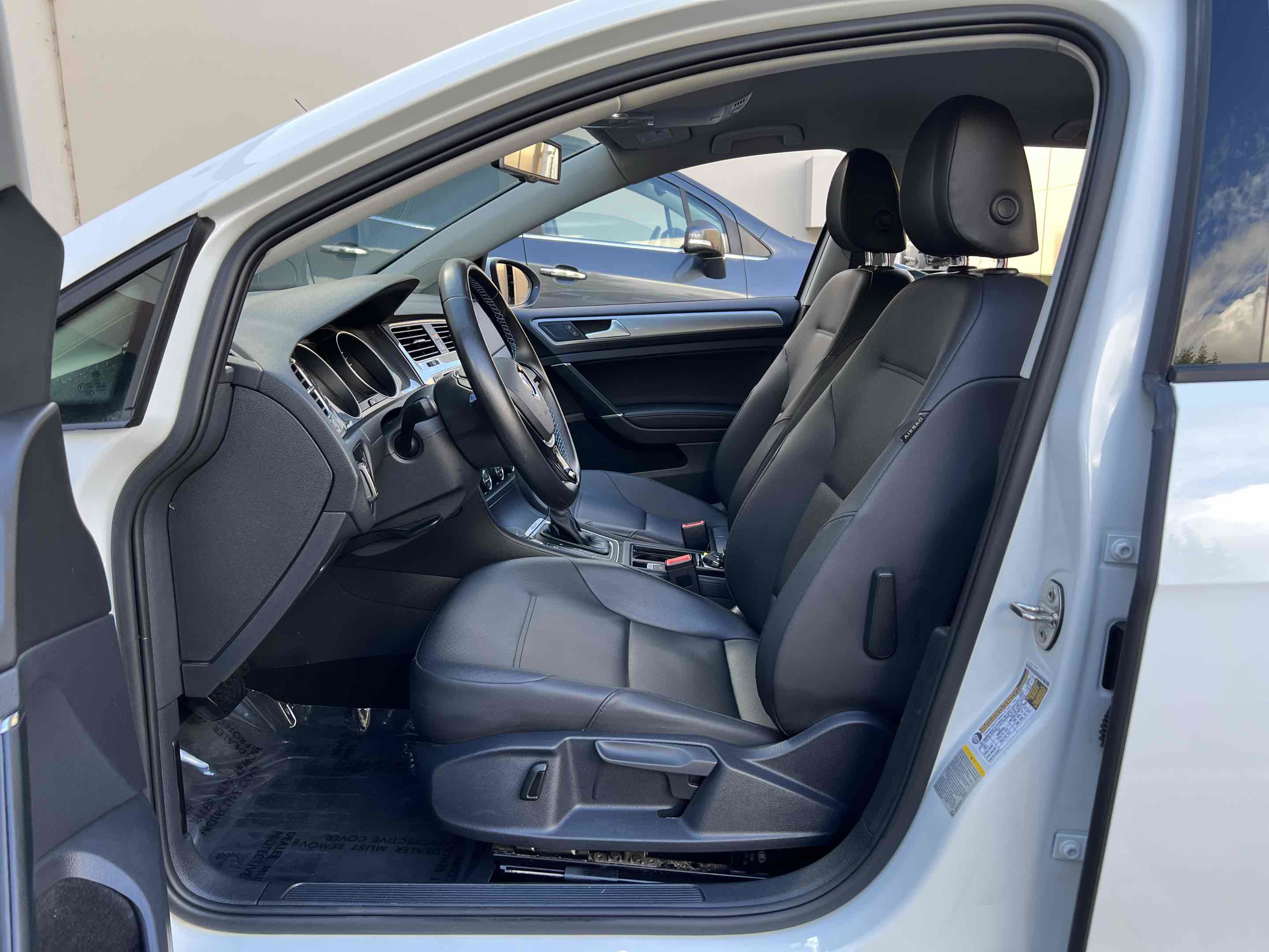 Used 2015 Volkswagen e-Golf SEL Premium FWD image 4