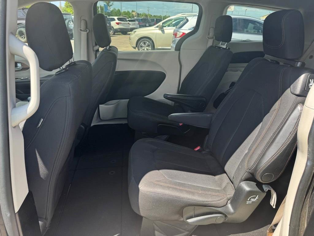 Used 2017 Chrysler Pacifica LX FWD image 14