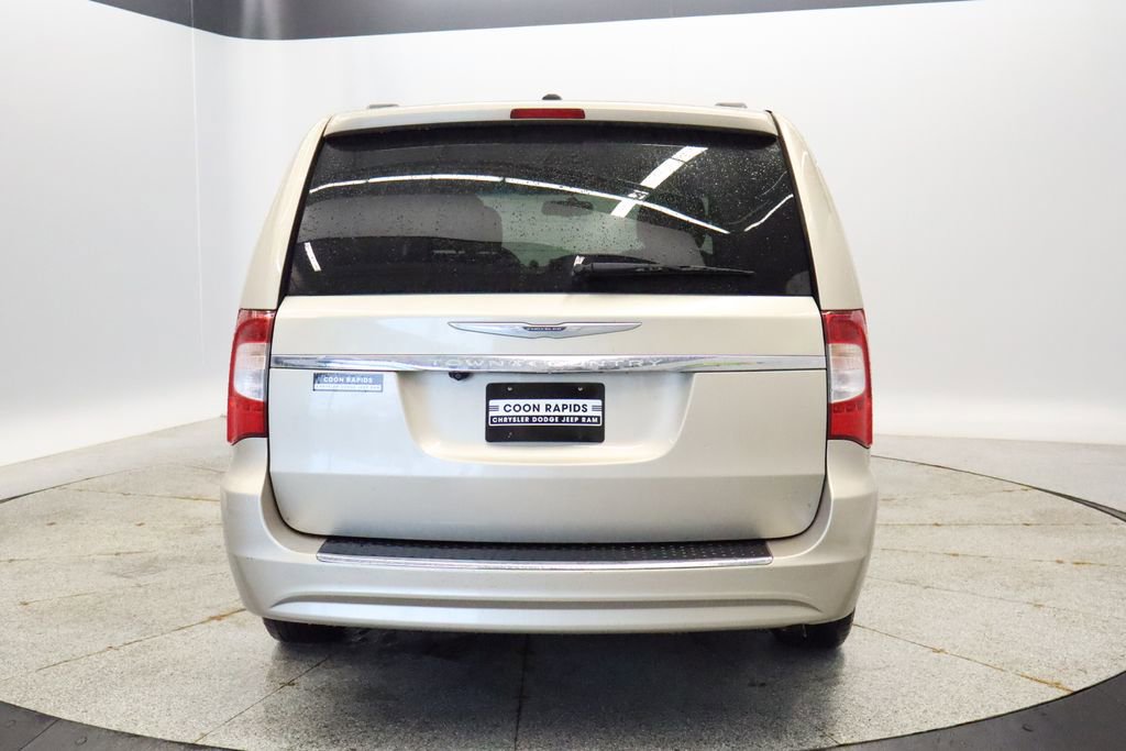 Used 2014 Chrysler Town & Country Touring FWD image 4