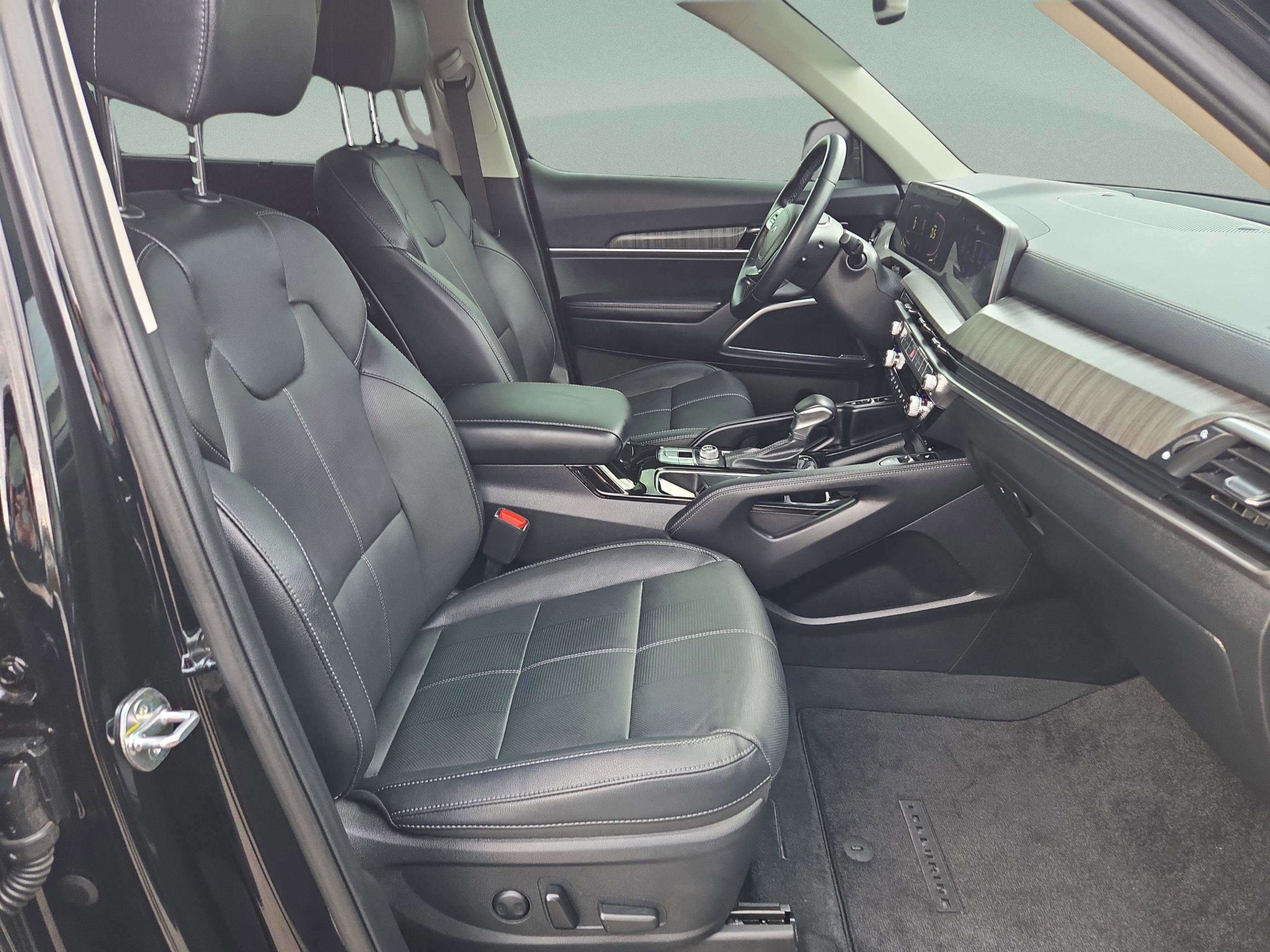 Used 2024 Kia Telluride EX w/ EX Captain's Chair Package image 28