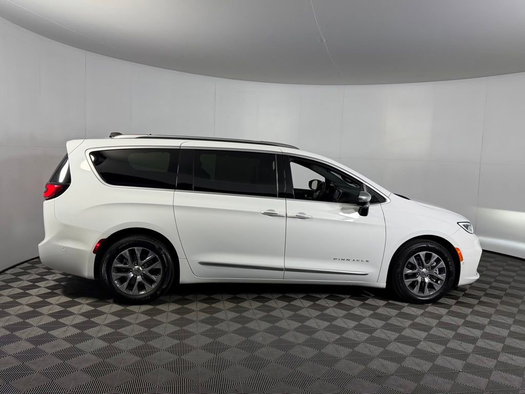 Used 2023 Chrysler Pacifica Pinnacle FWD image 14