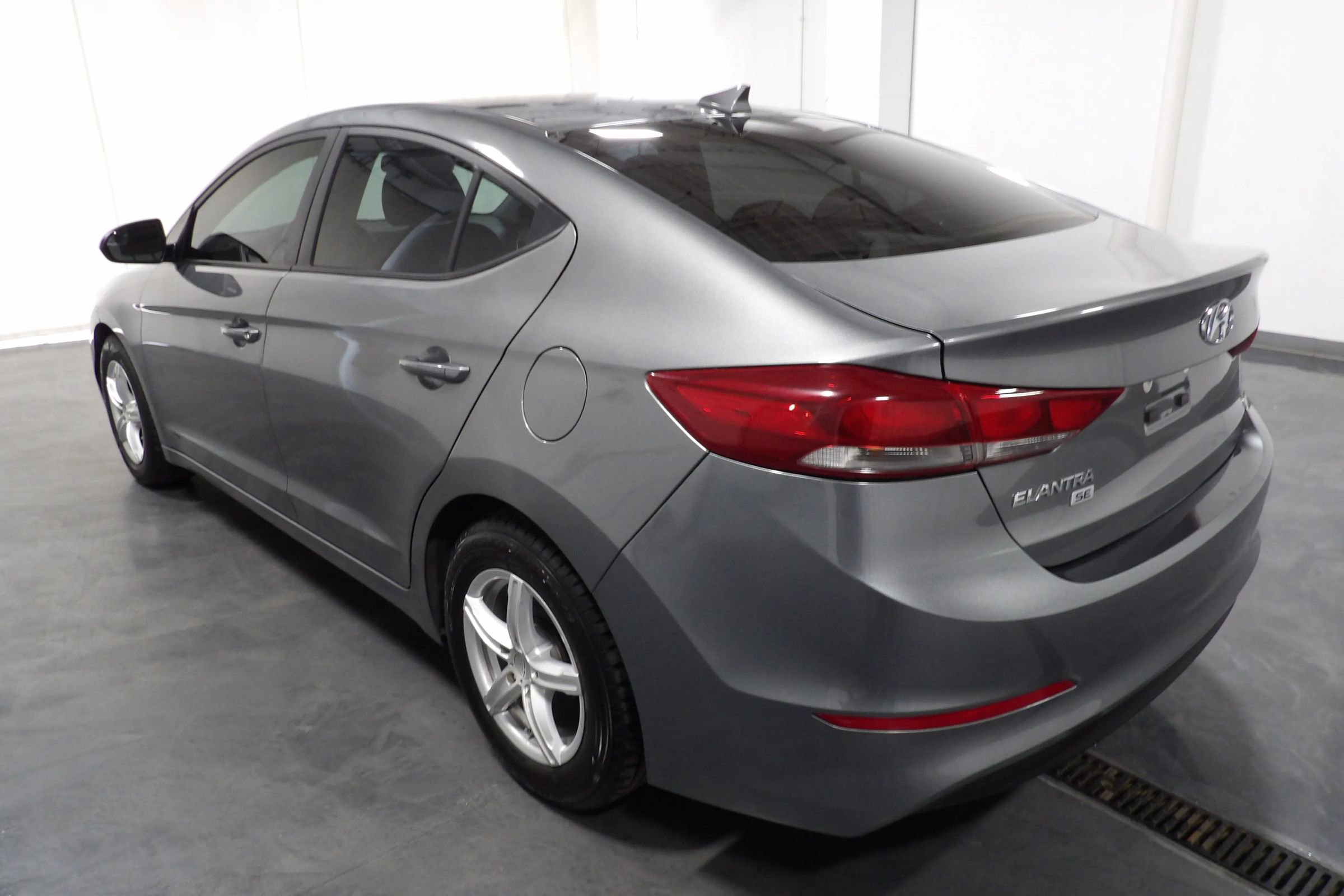 Used 2017 Hyundai Elantra SE image 6