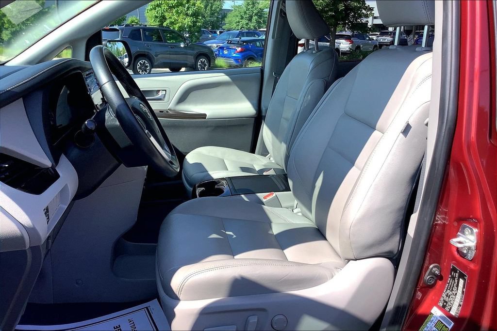 Used 2020 Toyota Sienna XLE FWD image 28
