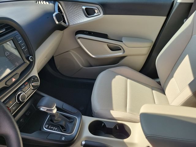 Used 2025 Kia Soul LX w/ LX Technology Package FWD image 32