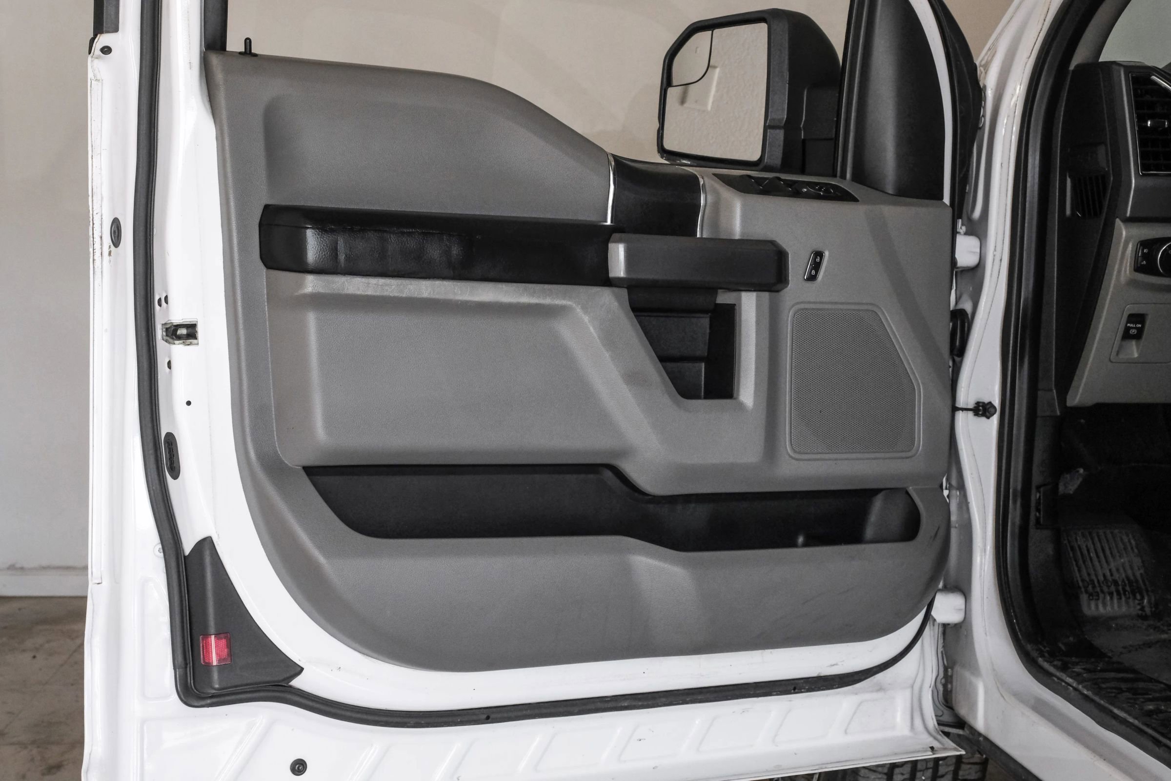 Used 2015 Ford F150 XLT image 32