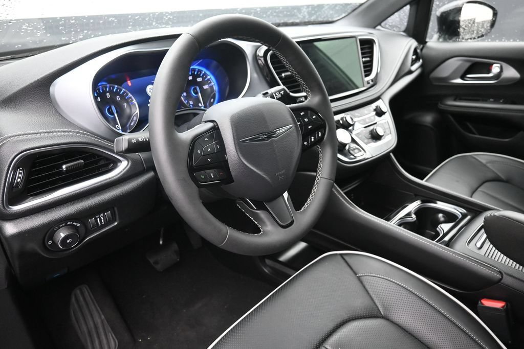 Used 2026 Chrysler Pacifica Limited w/ S Appearance Package FWD image 18